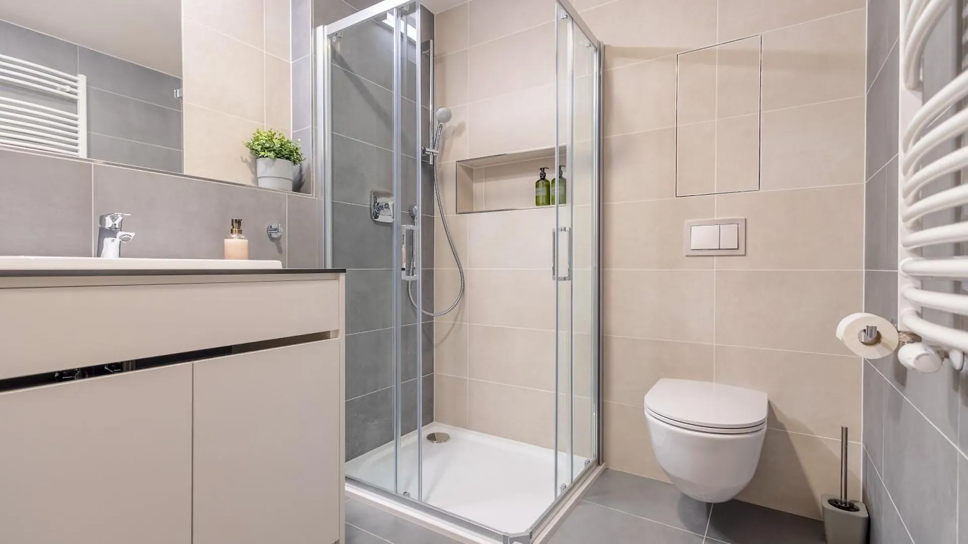 Bright 2Br - 4Th Floor, Balcony, Free Parking By Gravity Prague Lejlighed 0*,