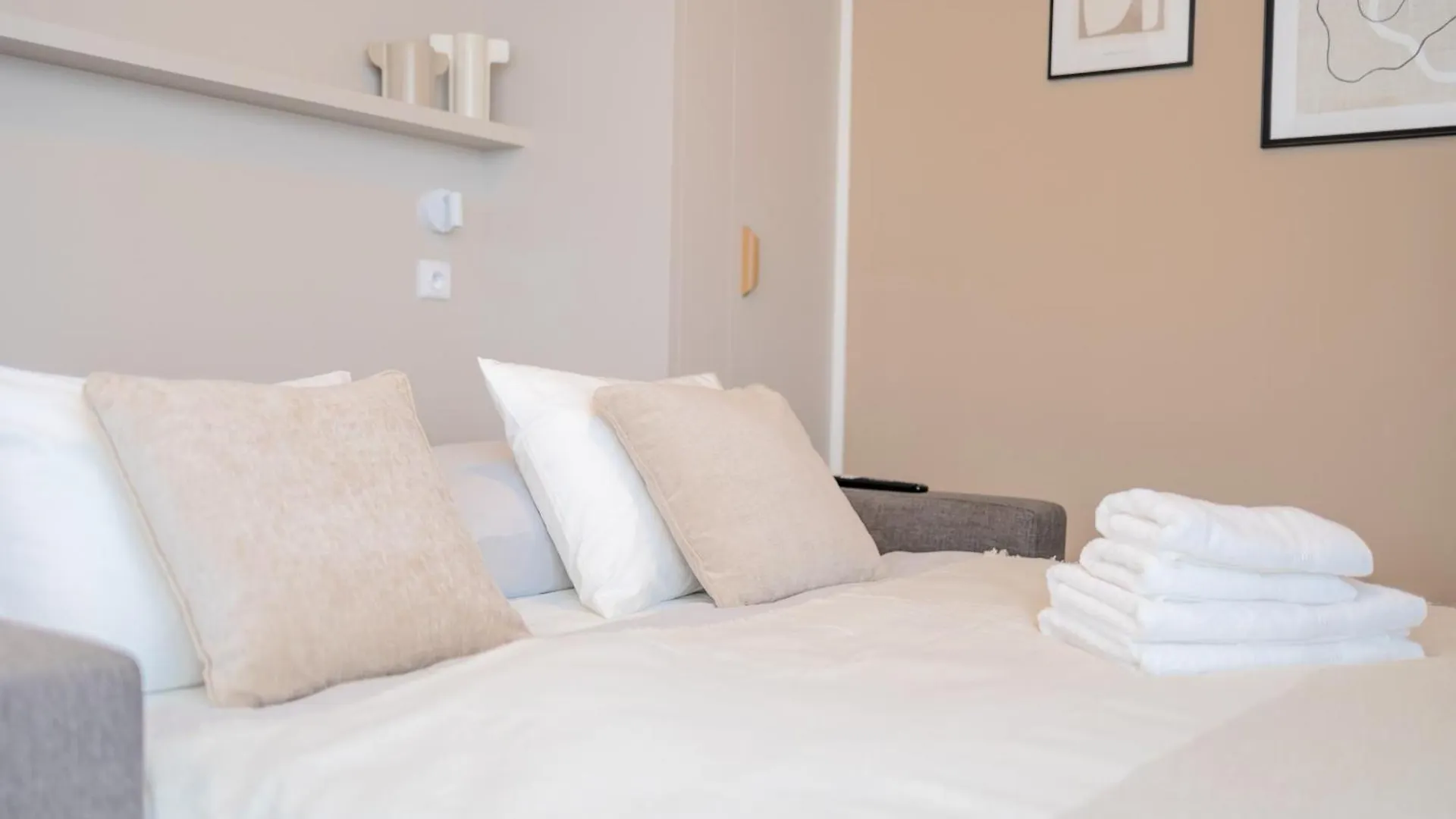 Bright 2Br - 4Th Floor, Balcony, Free Parking By Gravity Prague Lejlighed 0*,