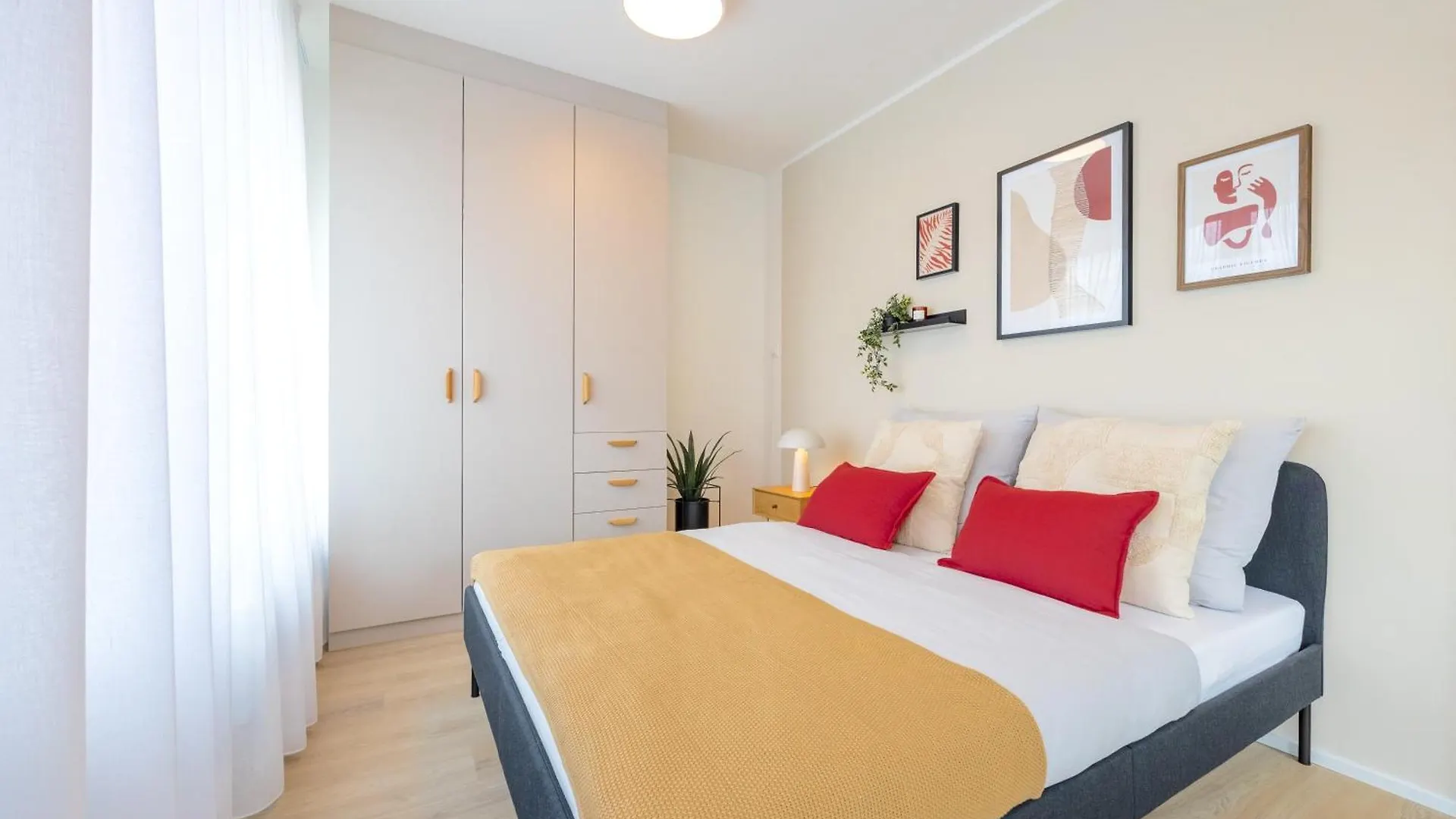 Bright 2Br - 4Th Floor, Balcony, Free Parking By Gravity Prague Lejlighed