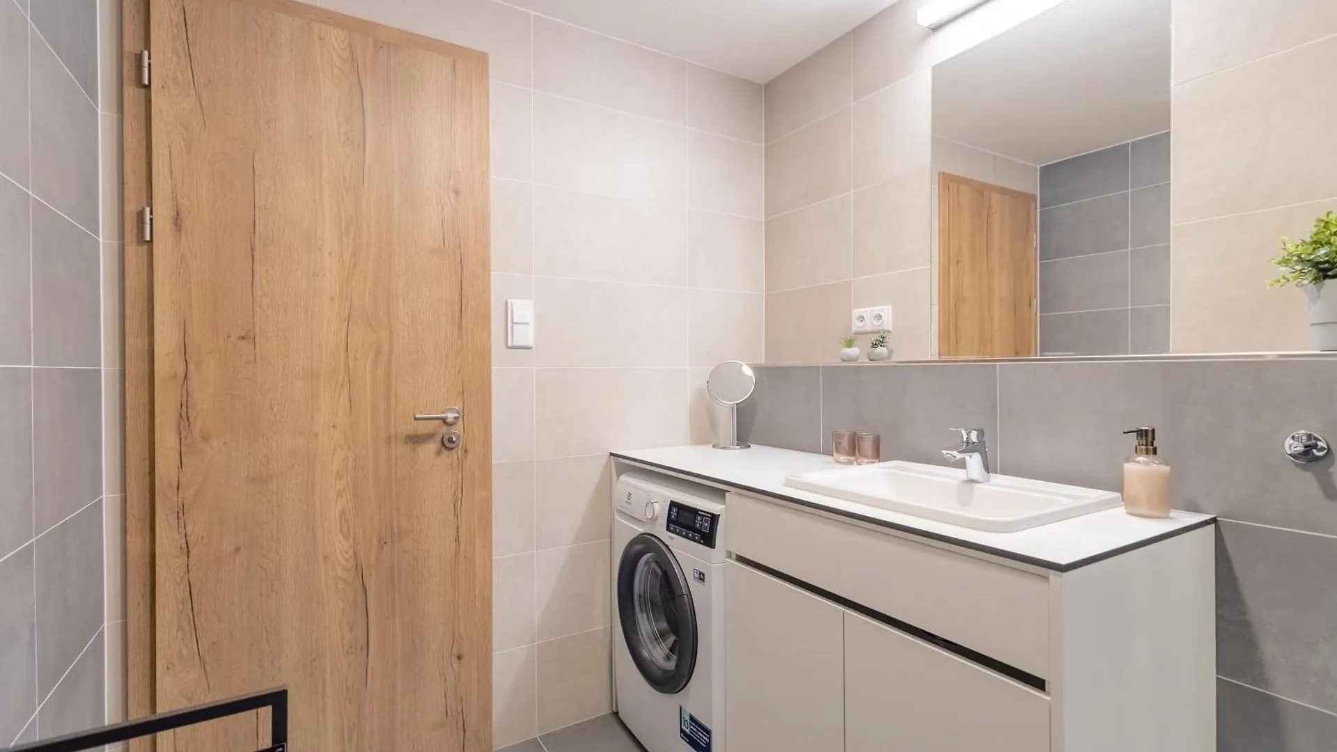 Bright 2Br - 4Th Floor, Balcony, Free Parking By Gravity Prague Lejlighed Tjekkiet
