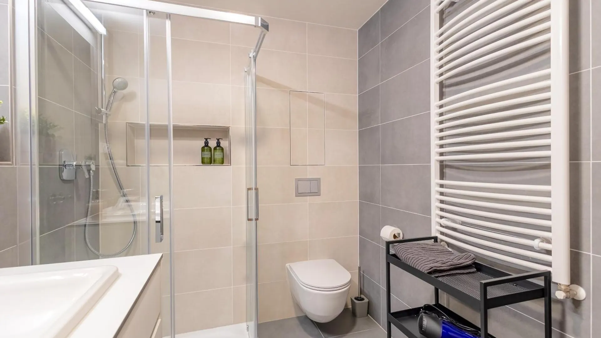 Bright 2Br - 4Th Floor, Balcony, Free Parking By Gravity Prague Lejlighed