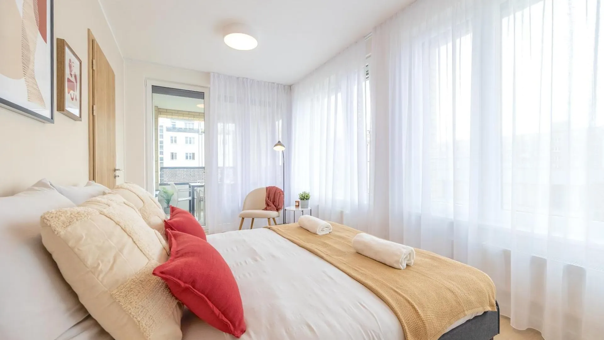 Bright 2Br - 4Th Floor, Balcony, Free Parking By Gravity Prague Lejlighed