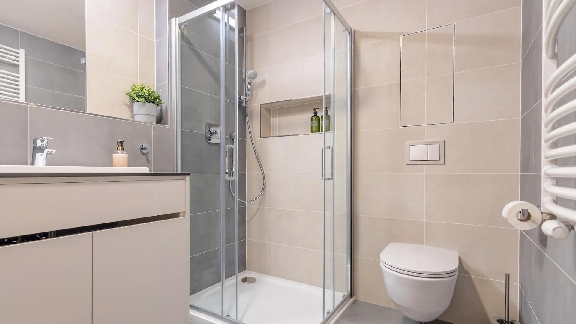 Bright 2Br - 4Th Floor, Balcony, Free Parking By Gravity Prague Lejlighed Tjekkiet